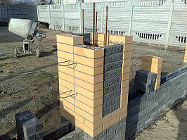 Як побудувати паркан з цегли правильно