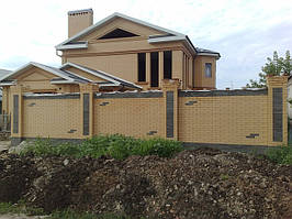 Як побудувати паркан з цегли в селі