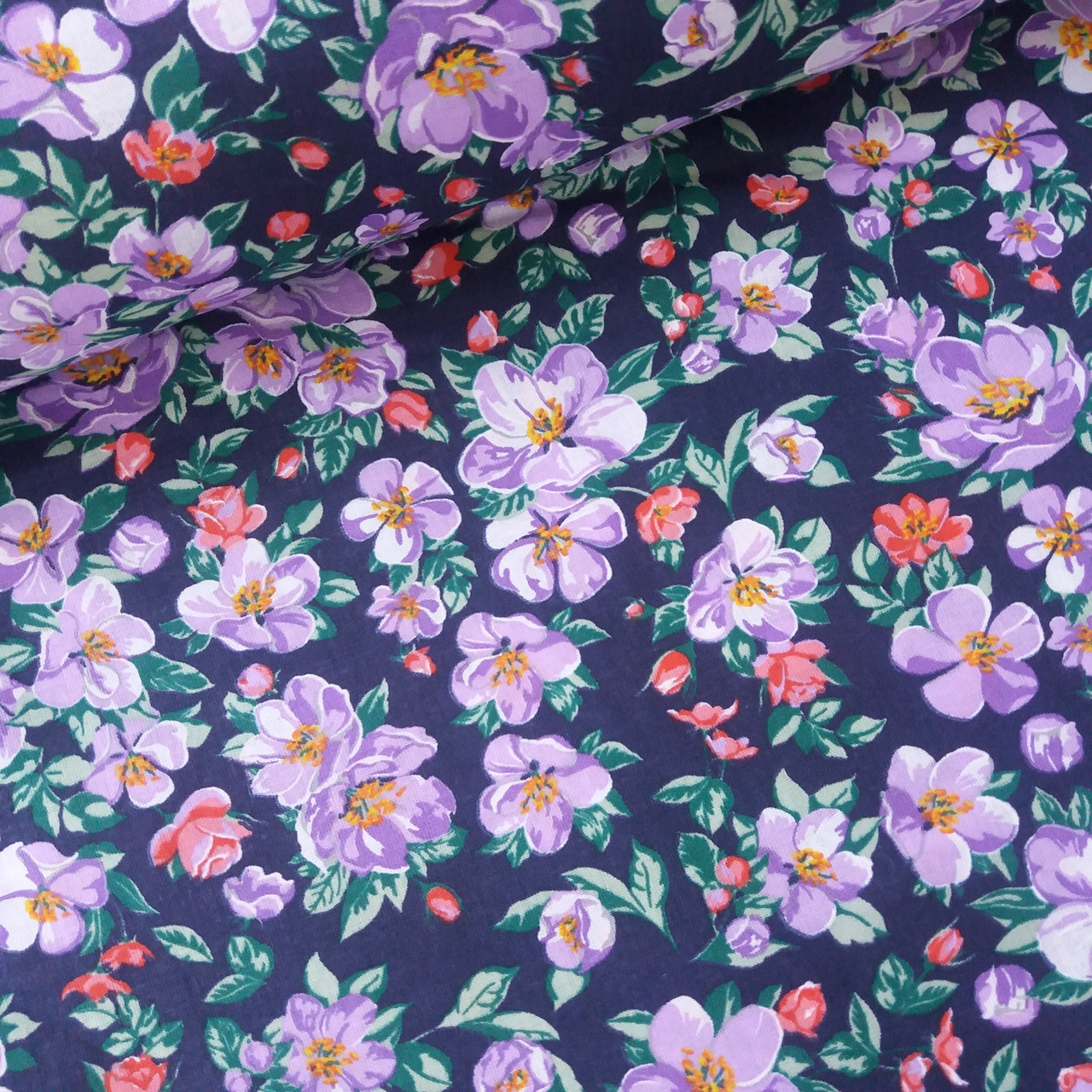 Поплін бавовна з бузковими квітами на темно-синьому тлі, ш. 150 см, фото 1