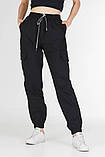 Жіночі джогери зі стрейч-котону Спортивні штани з кишенями Стрейчеві жіночі штани карго чорні VS 1130, фото 3