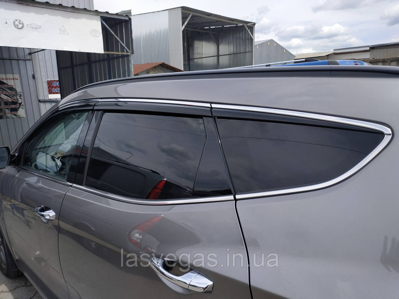 Вітровики з хром смугою, дефлектори вікон Hyundai Santa Fe 2012-2017 (D954) Auto Clover, фото 1