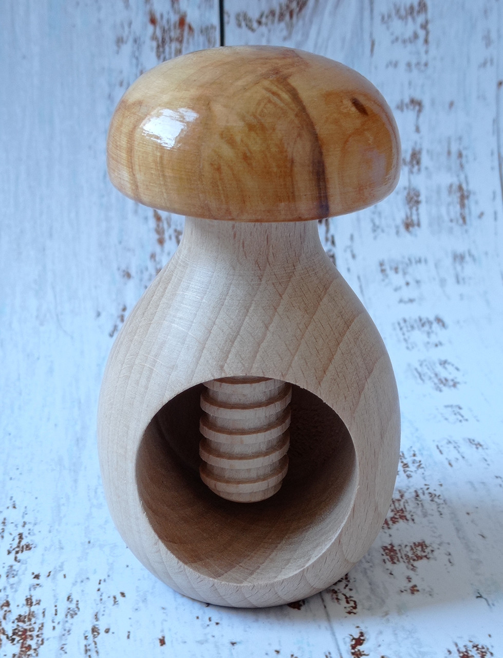 Дерев'яний горіхокол. Бежевий