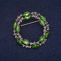 Брошка Вінок із зеленими кристалами і білими стразами, сірий метал 36х37мм купити біжутерію дешево оптом в інтернеті