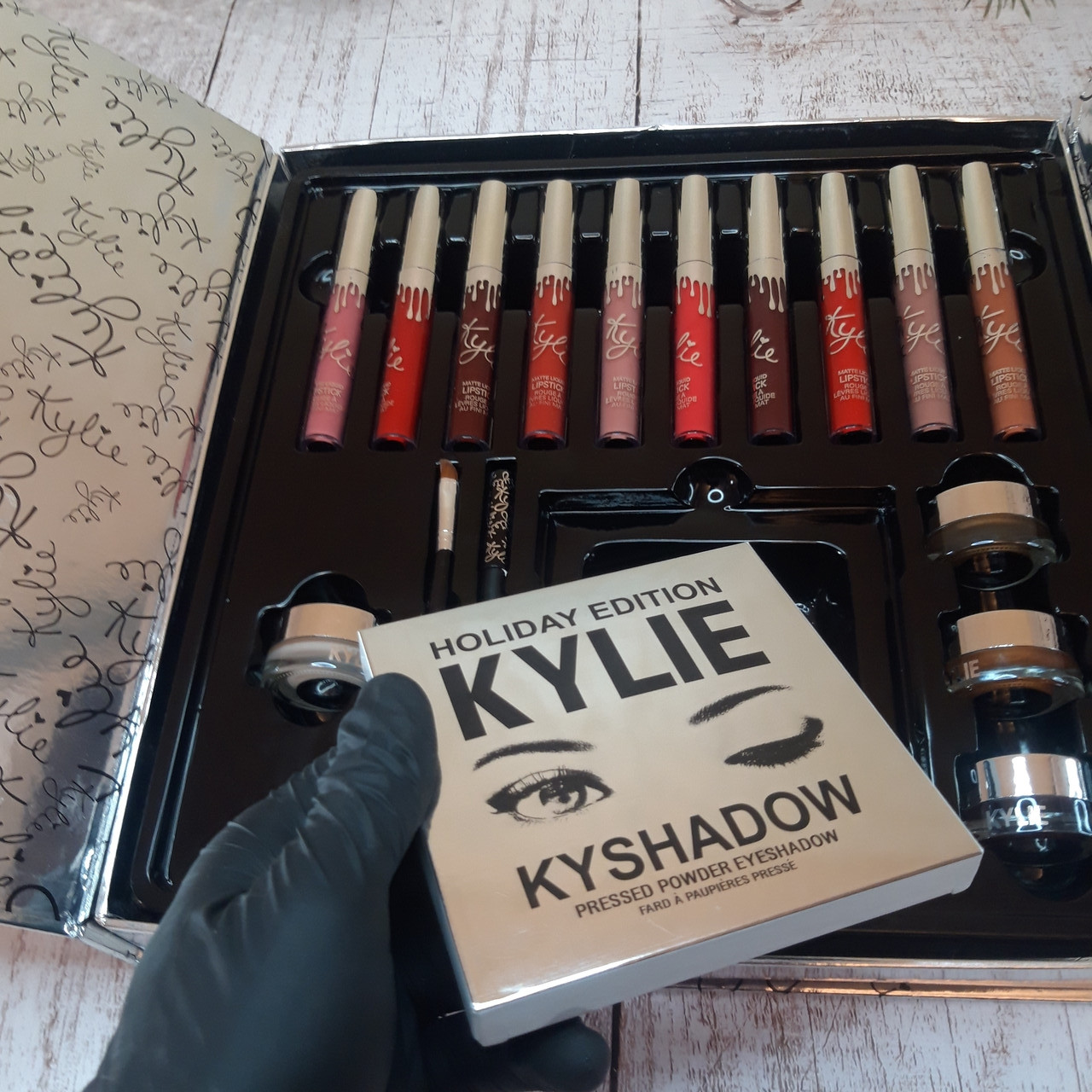 Подарочный косметический декоративной набор Кайли Kylie серебро, помада, блеск, тени, гамма (Настоящие фото) - фото 6 - id-p1249589528