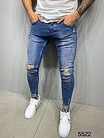 Зауженные синие мужские джинсы рваные на коленях демисезонные