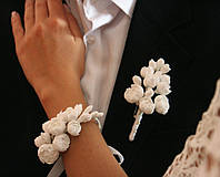 Свадебный комплект украшений ручной работы Бутоньерка для жениха и браслет невесты "Белые пионы"