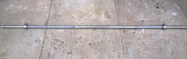 grif-trenirovochnyj-v-komplekte-s-zamkami-18-m-pryamoj-dlya-shtangi-foto-1