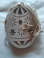 Декоративное деревянное яйцо на подвеске.