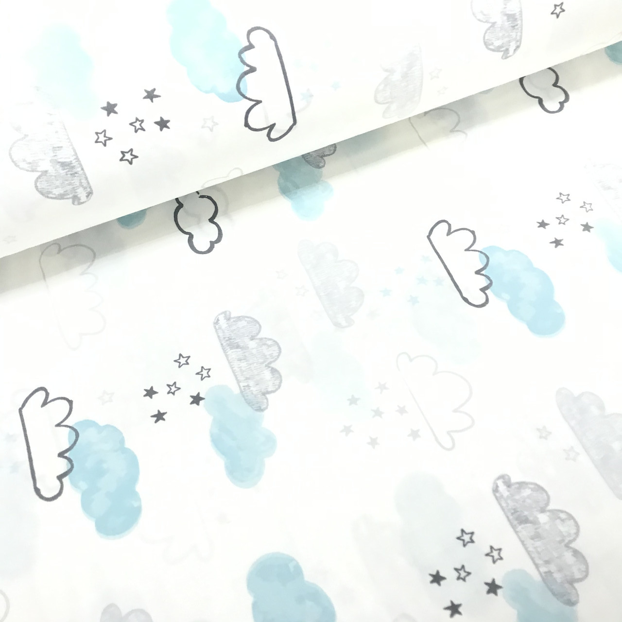 Тканина поплін намальовані хмари сіро-бірюзові з зірками на білому (ТУРЕЧЧИНА шир. 2,4 м)