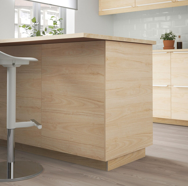 Эксклюзивный кухонный гарнитур из МДФ плиты шпонированой Ясенем в сучках