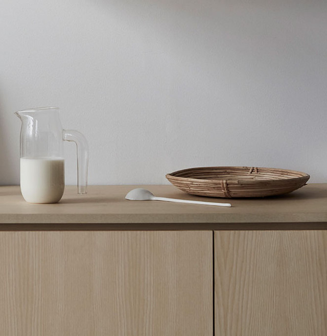 Эксклюзивный стол из плиты МДФ шпонированой Ясенем в сучках