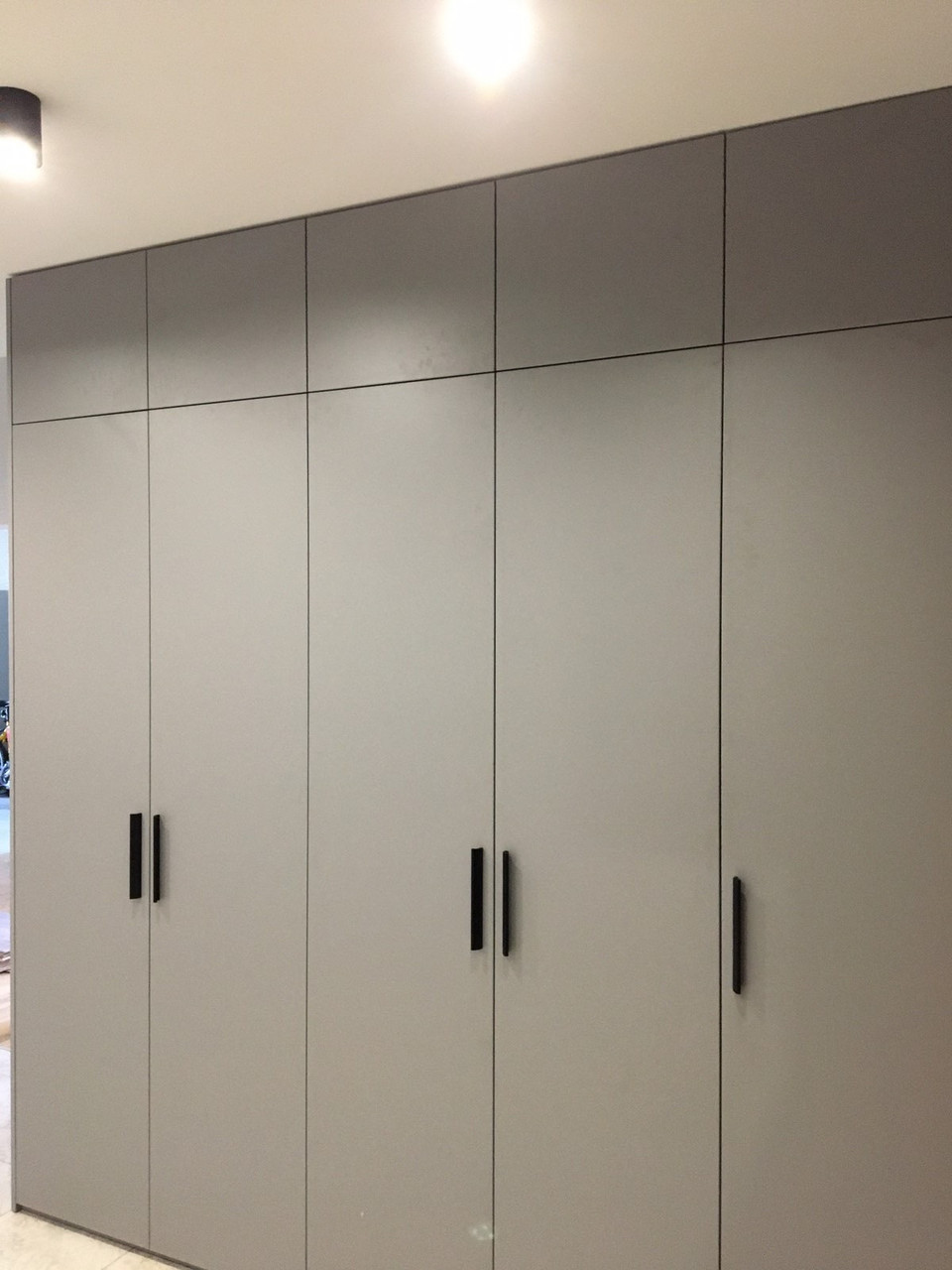 Шкаф в прихожую в современном стиле с крючками по выгодным ценам от ...