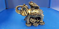 Сувенир в виде статуэтки жаба на слоне