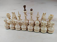 Набор деревянных фигур ручной работы для шахмат.