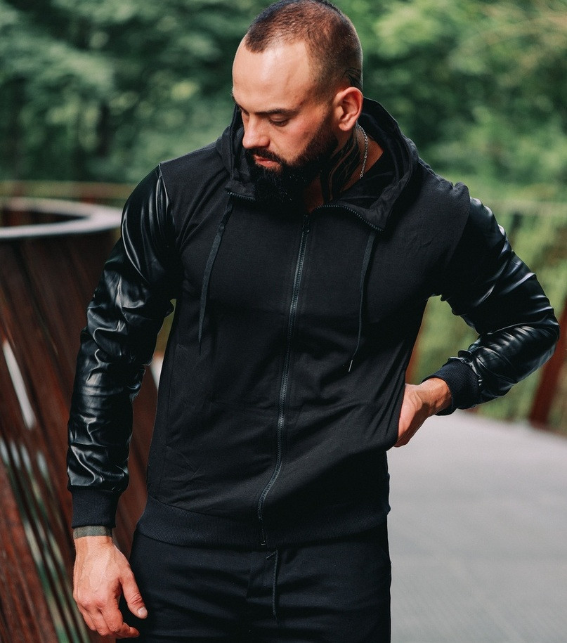 Бомбер чоловічий трикотажний з капюшоном з рукавами з еко-шкіри чорний. Фото в живу. Є 2 кольори, фото 1