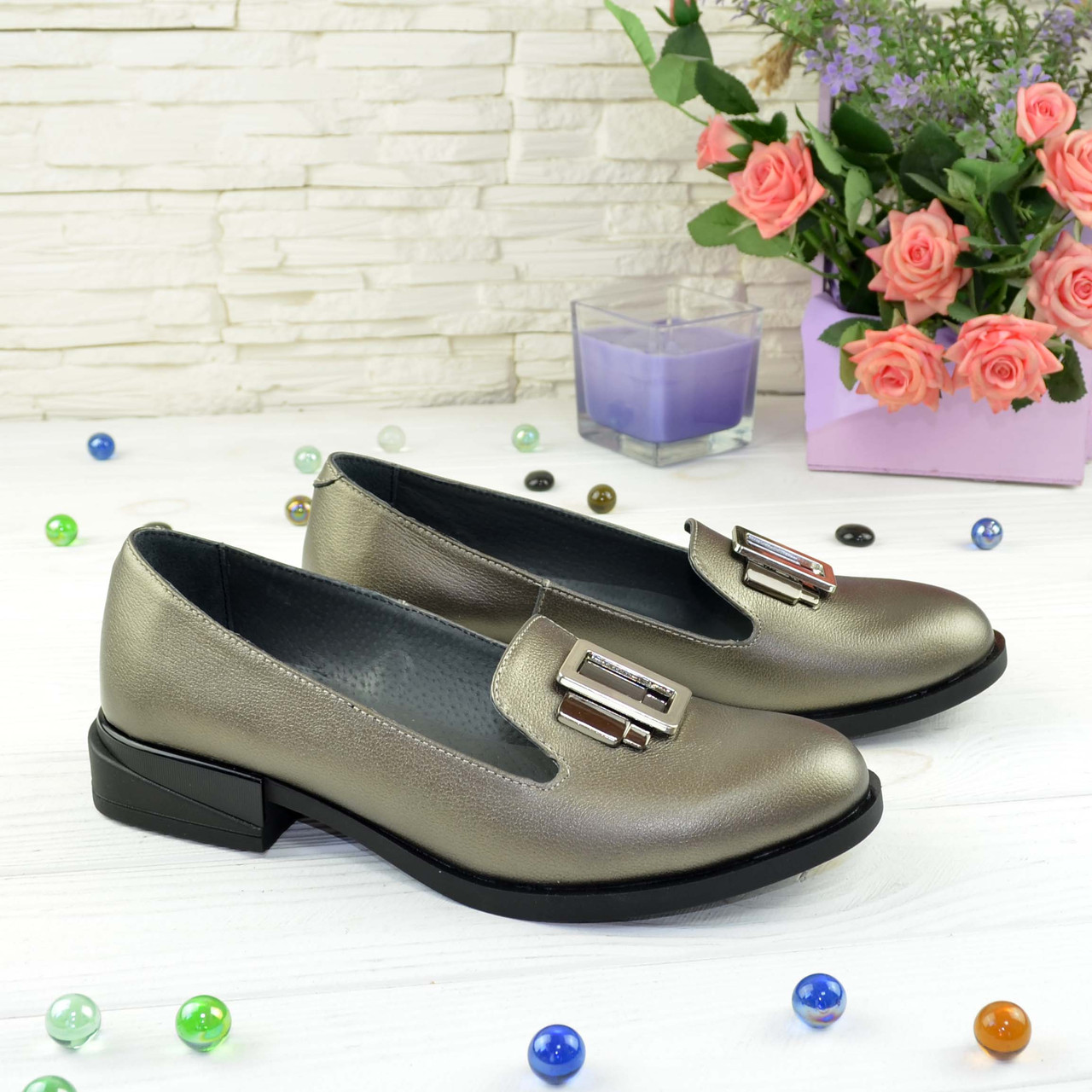 Туфлі жіночі на маленькому підборах, декоровані фурнітурою, колір бронза, фото 1