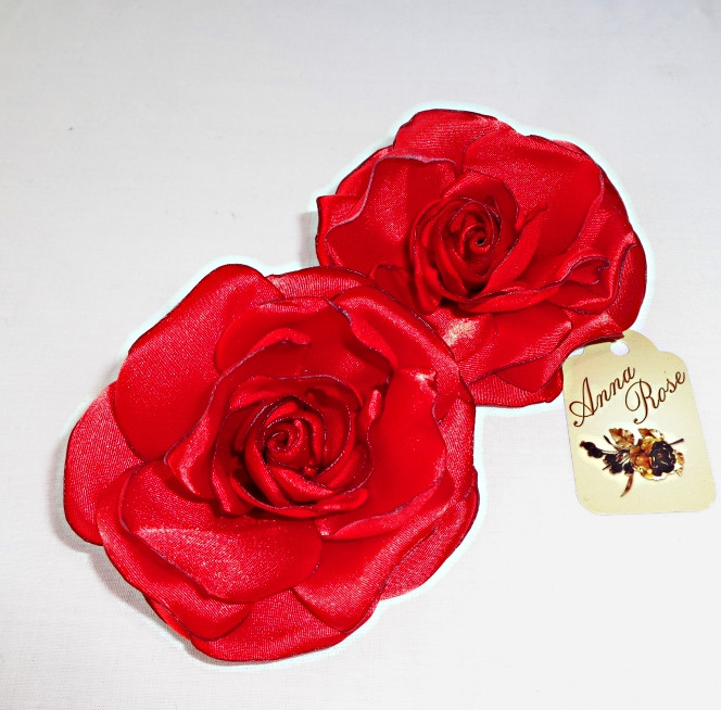 Заколка-уточка з квіткою з тканини ручної роботи "Червона атласна троянда"