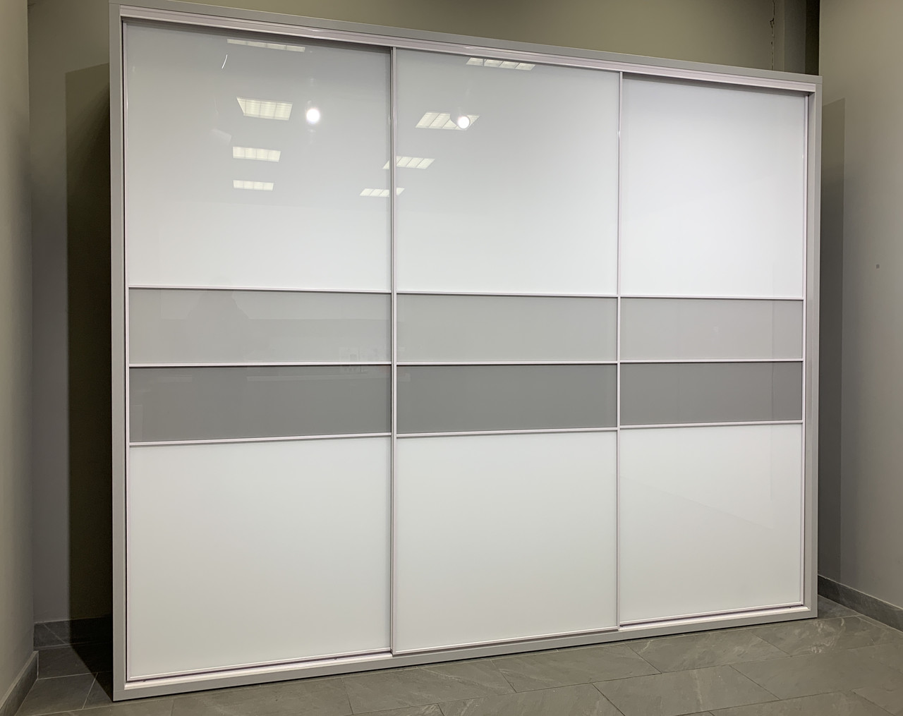 Шафа-купе біла в передпокій або спальню з lacobel склом, профіль Zola