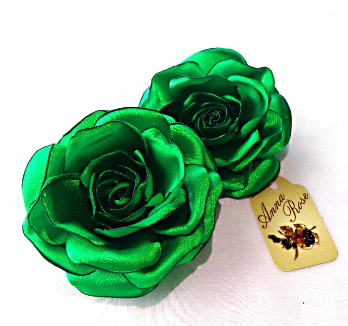 Заколка-уточка з квіткою з тканини ручної роботи "Зелена атласна троянда"
