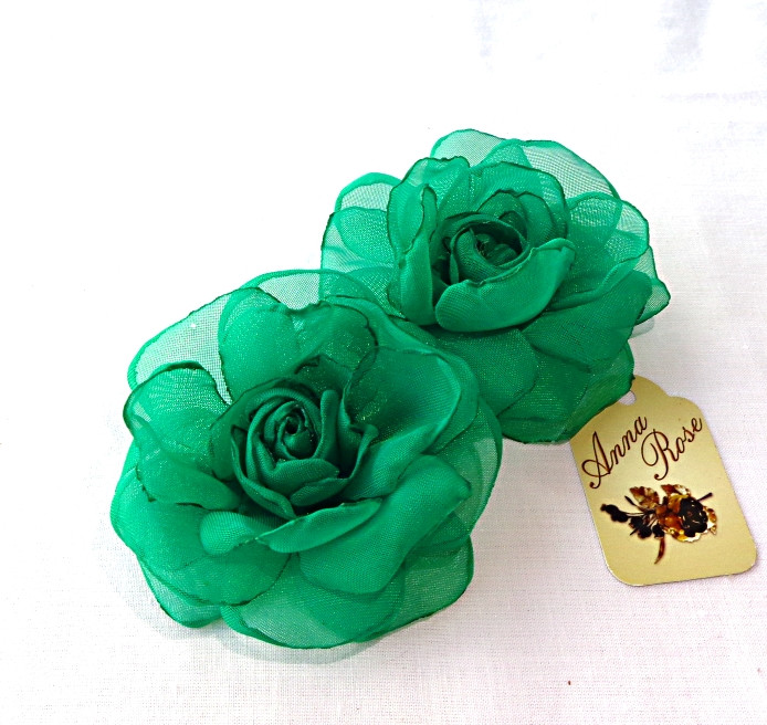 Заколка-уточка з квіткою з тканини ручної роботи "Смарагдова чайна троянда"