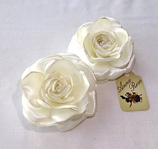 Заколка-уточка з квіткою з тканини ручної роботи "Молочна атласна троянда"