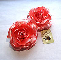 Заколка-уточка с цветком из ткани ручной работы "Персиковая атласная роза"