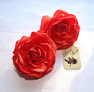 Заколка-уточка з квіткою з тканини ручної роботи "Червона атласна троянда"