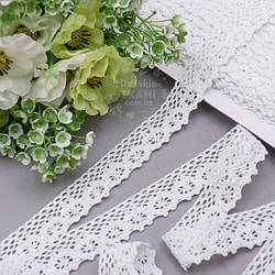 Бавовняне мереживо білого кольору шириною 2.5 см, метражем
