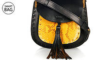 Дизайнер Клэр Уэйт Келлер представила новую женскую сумочку Chloé Hudson Mini Shoulder Bag.