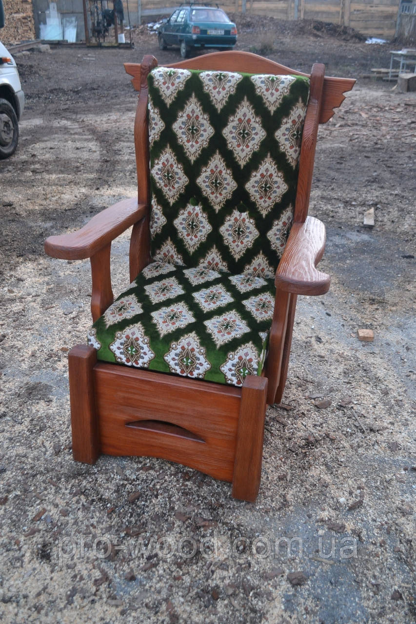 Крісло з тканинним оббиванням і підлокітниками дерев'яне