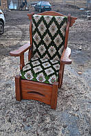 Крісло з тканинним оббиванням і підлокітниками дерев'яне