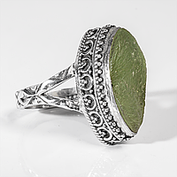 Серебряное кольцо с пренитом, 18*10 мм., 1519КП