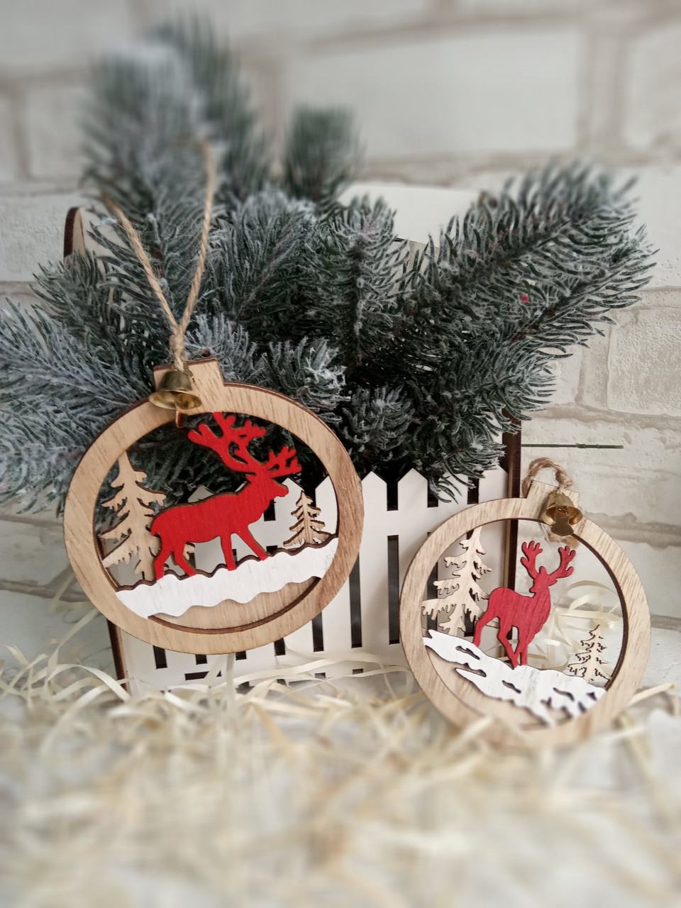 Сучасна новорічна підвіска "Олень в кулі з дзвіночком", діам. 9.5 cm