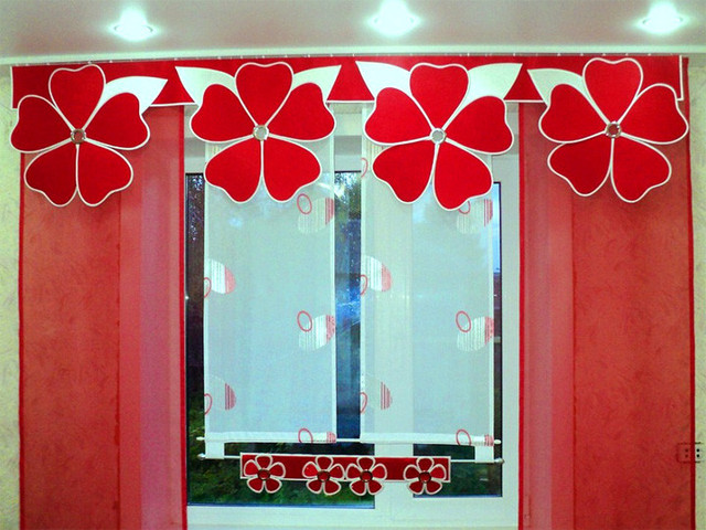 Червоно-квіткові штори для кухні