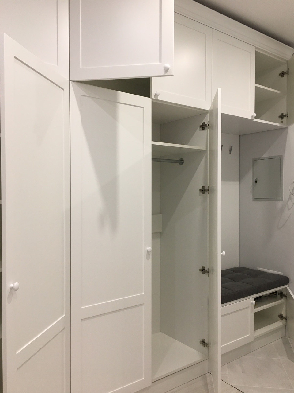 Белый шкаф в прихожую с карнизом и сидушкой. Прихожая белая. Шкаф под ...