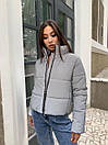 Жіноча демісезонна світловідбиваюча коротка куртка на блискавці з коміром стійкою 65KU340, фото 2