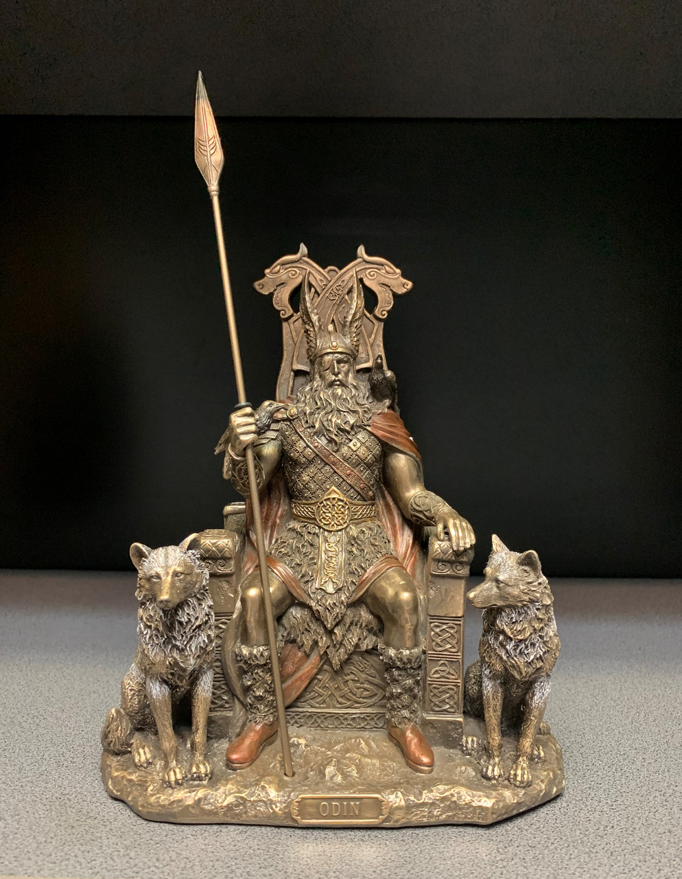 Колекційна статуетка Veronese Один на троні WU77392A4