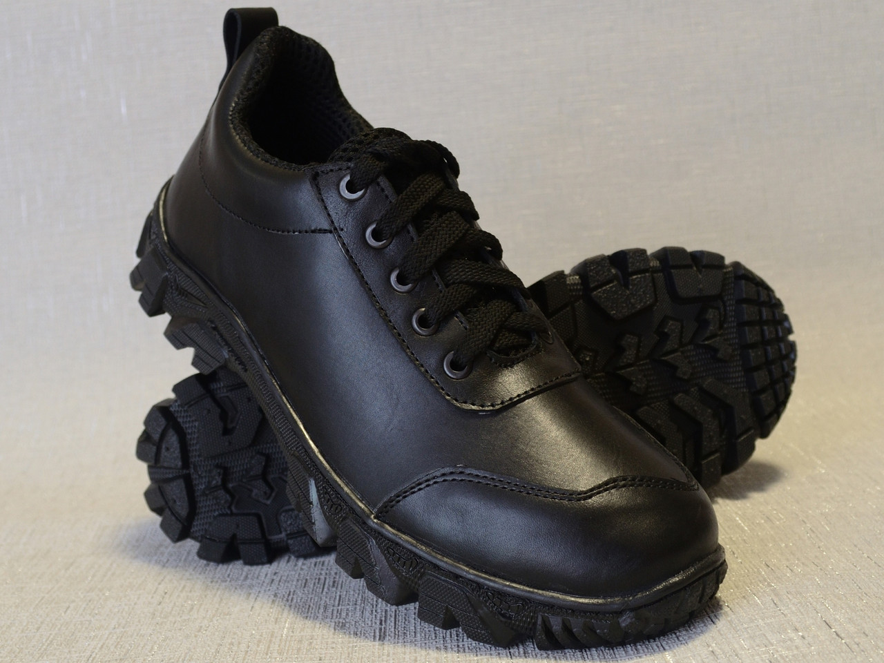 Демісезонні шкіряні кросівки TL-950 в чорному кольорі