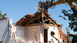 Демонтаж старого дому (вручну та технікою)