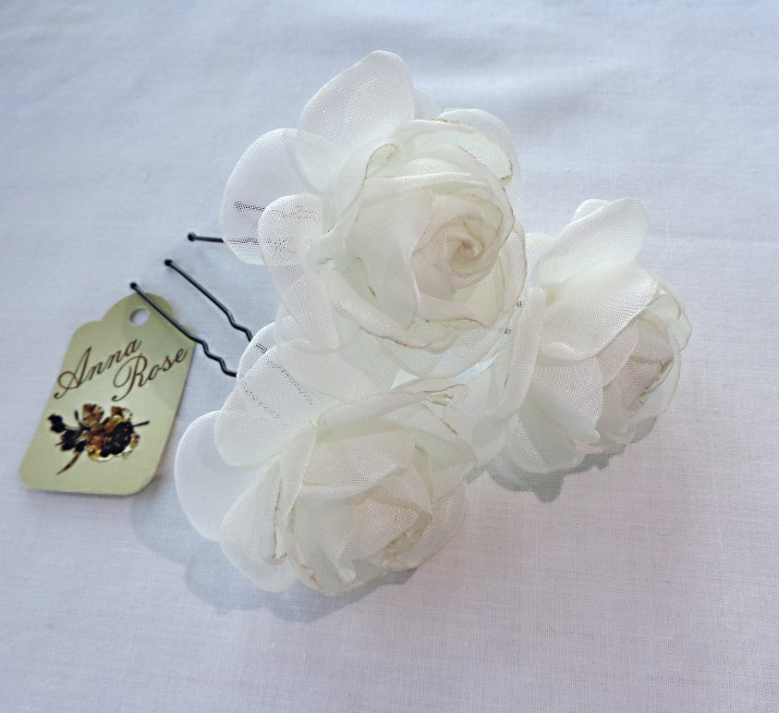 Набір заколок для ошатної зачіски з квітами ручної роботи з тканини "Молочні чайні троянди"