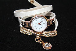 Гарний годинник на довгому білому ремінці з декоративним елементом із камінням