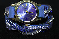 Превосходные женские часы на длинном синем ремешке с камнями