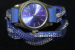 Чудовий жіночий годинник на довгому синьому ремінці з камінням