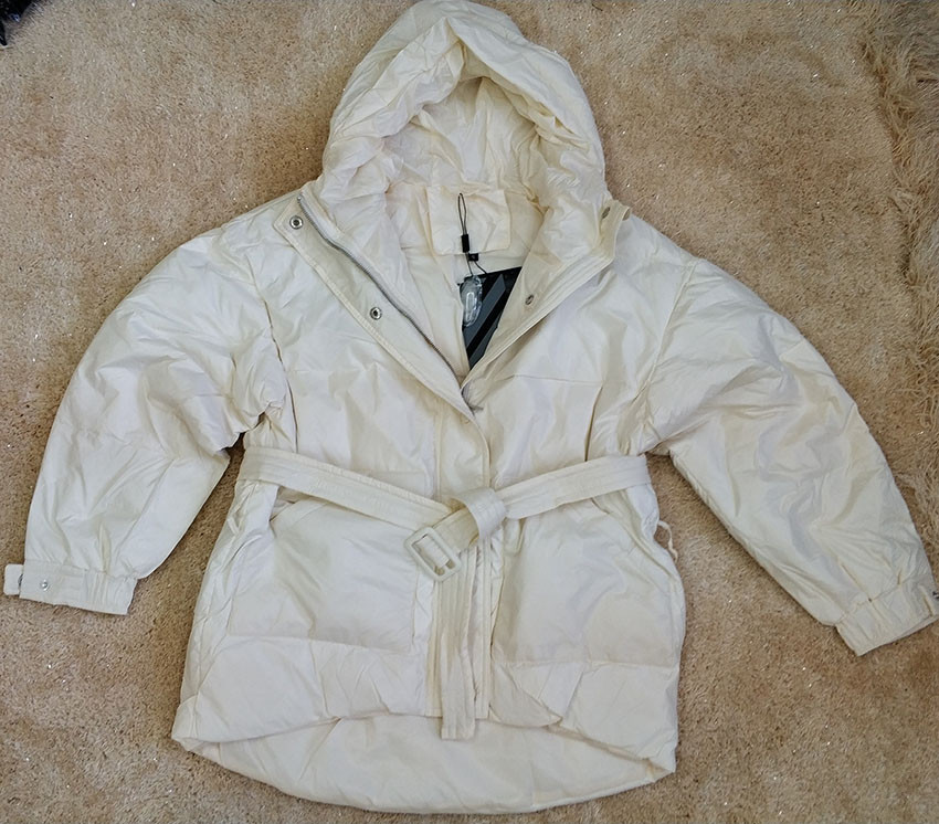 Модный пуховик оверсайз зимняя куртка на поясе с капюшоном - фото 5 - id-p1020098021