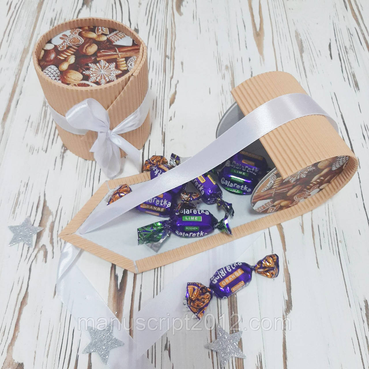 Коробка кругла для подарунку крафт з принтом 90х72 мм.