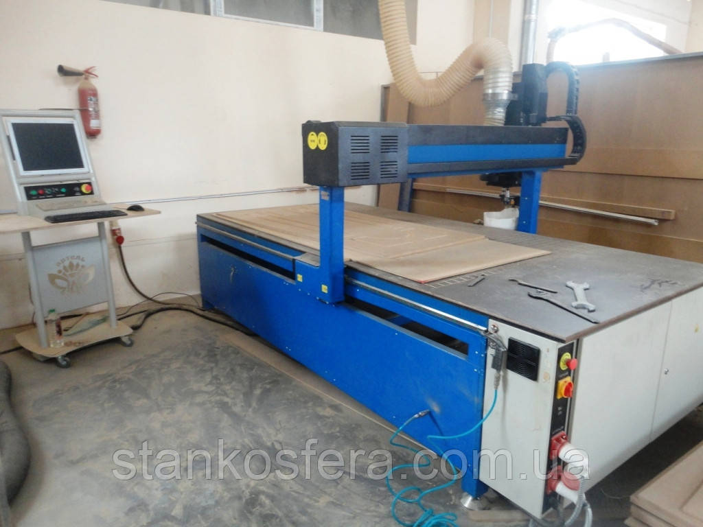 Фрезерний верстат з ЧПУ ArtMaster 2515 servo б/в по дереву: вакуумний стіл, магазин 4 місця, 2013 рік