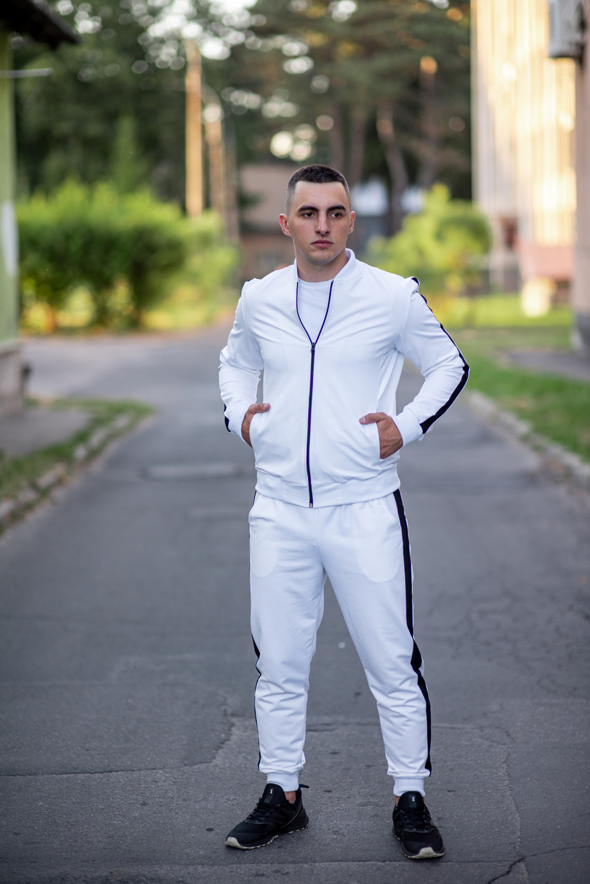 Стильний чоловічий спортивний костюм бомбер з лампасами білого кольору з матеріалу двунитка