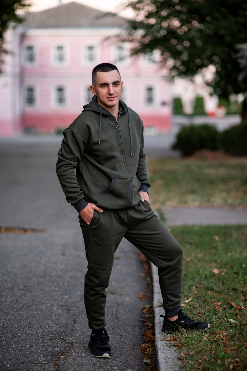 Зимовий спортивний костюм для чоловіка з кофтою на блискавці і брюками на манжеті на флісі кольору хакі