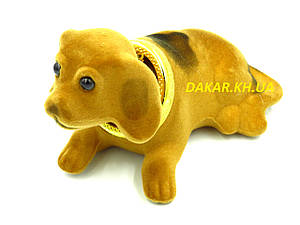 Собака в автомобіль з кивающей головою світло коричнева