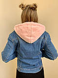Джинсова курточка коротка з рожевим капюшоном, фото 2